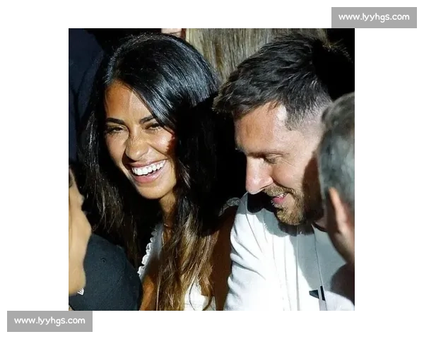 梅西伤退娇妻化身移动堡垒！安东内拉驾驶奥迪 Q8 开启专属陪护模式